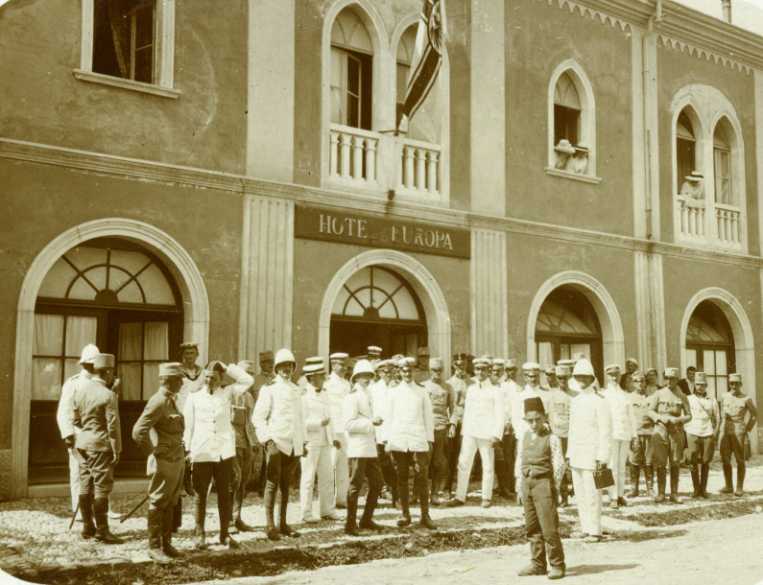 Austrian-navy-officers-in-mix-n-match-whites-at-Scutari-in-1913-during-the-Balkans-Wars.jpg