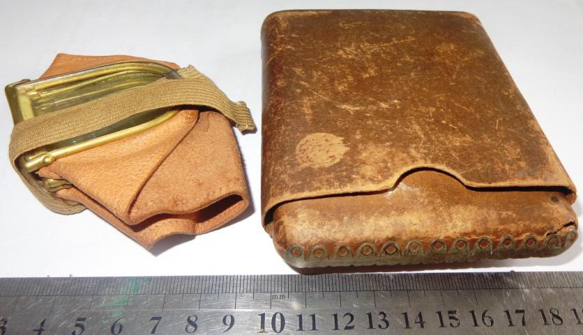 Figure 5. Their foldable nature meant they could be carried in a very compact case. Here a reinforced pressed card version, which could easily fit in even a modest sized pocket. The same case design can be found with the Imperial German ‘DRGM’ registration and the French ‘Brevet’ patent marks.